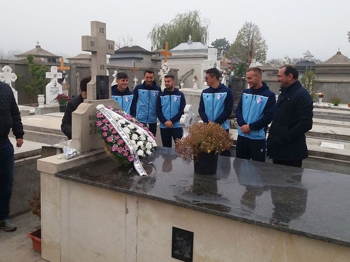 VIDEO+FOTO 12 ani fără Nicolae Dobrin » FC Argeș l-a comemorat pe „Gâscan” la cimitirul Sfântu Gheorghe