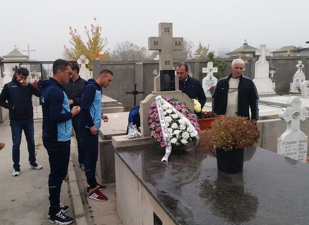 VIDEO+FOTO 12 ani fără Nicolae Dobrin » FC Argeș l-a comemorat pe „Gâscan” la cimitirul Sfântu Gheorghe