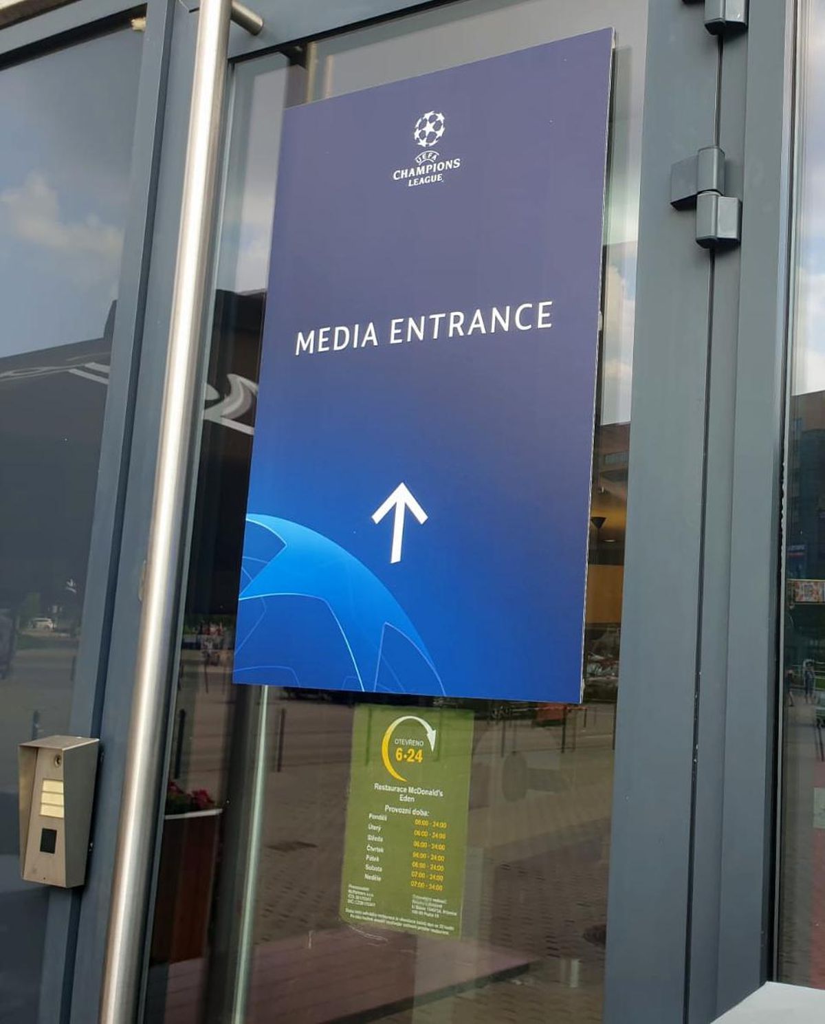 SLAVIA PRAGA - CFR CLUJ // Imagini inedite din Champions League: ajungi la meci dacă treci prin fast food!