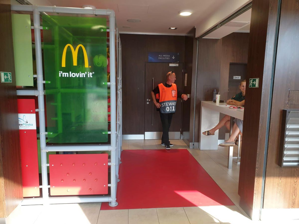 SLAVIA PRAGA - CFR CLUJ // Imagini inedite din Champions League: ajungi la meci dacă treci prin fast food!