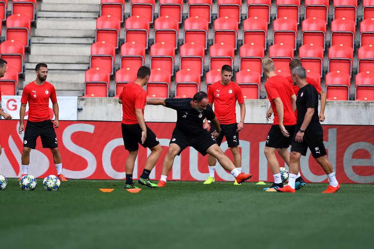 SLAVIA PRAGA - CFR CLUJ // Nicolae Stanciu și colegii săi au făcut antrenamentul oficial înaintea duelului cu CFR Cluj: „Suporterii ne împing de la spate”