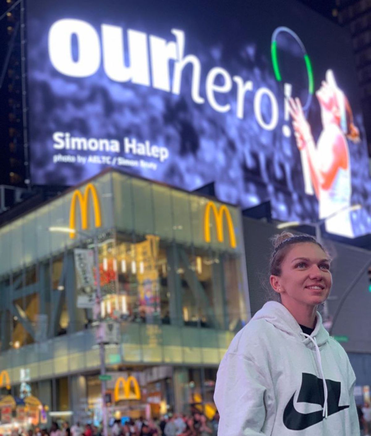 US OPEN // FOTO Simona Halep a mers în Times Square după calificarea în turul II » Cum s-a fotografiat românca