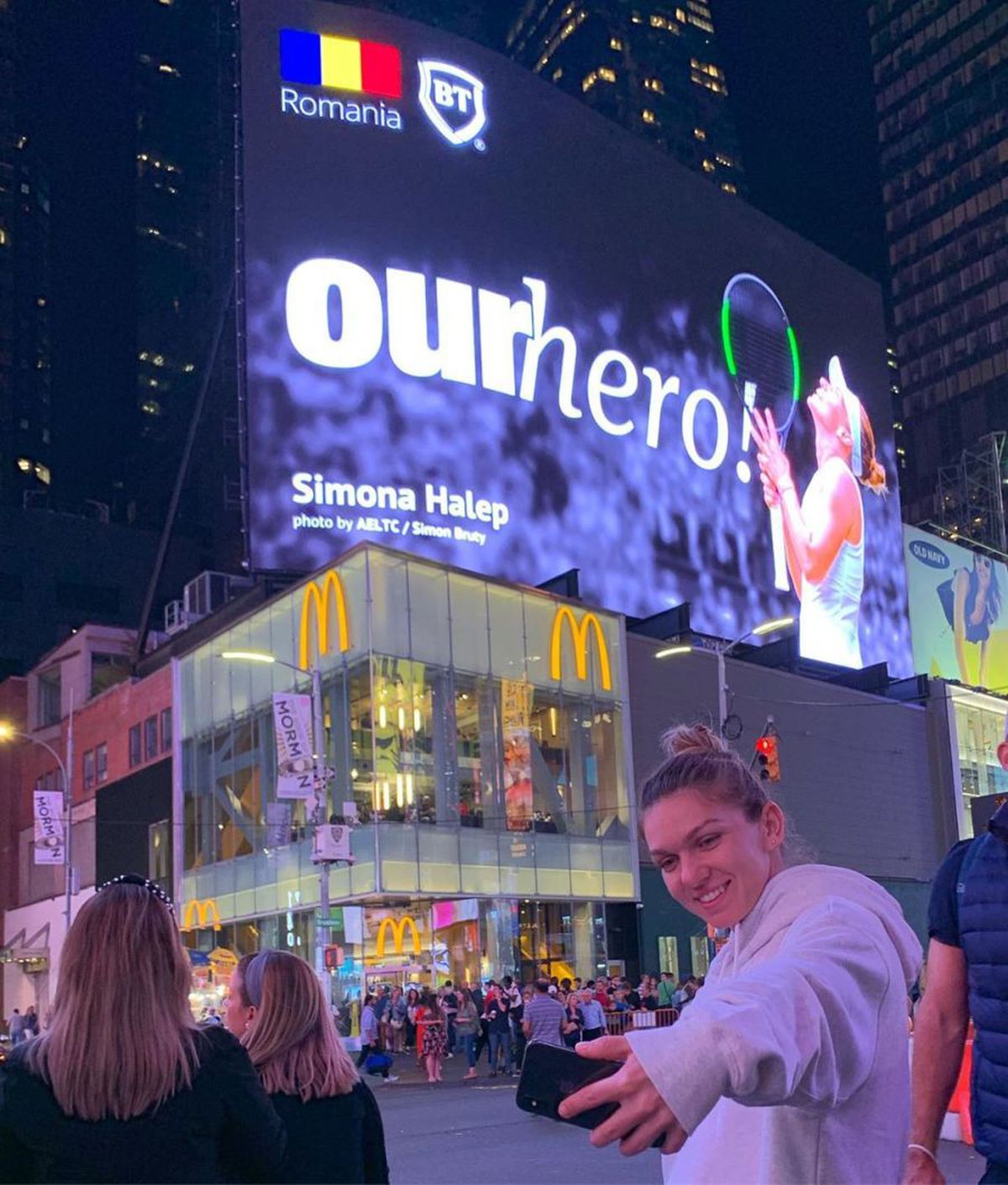 US OPEN // FOTO Simona Halep a mers în Times Square după calificarea în turul II » Cum s-a fotografiat românca