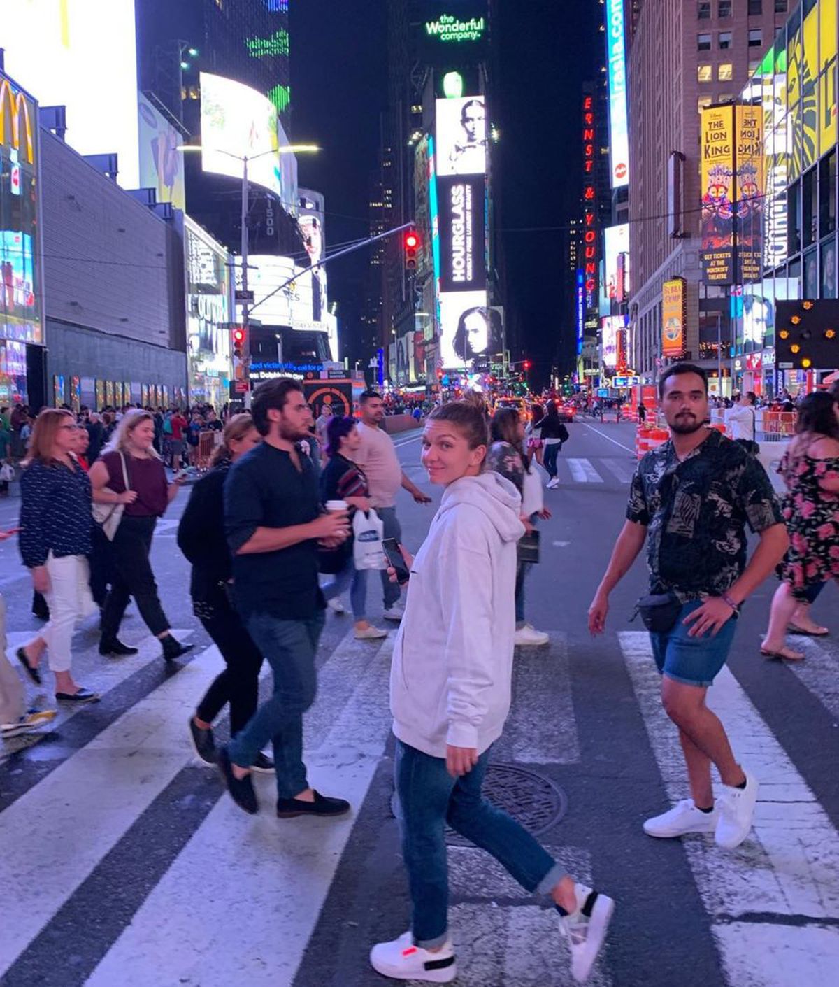 US OPEN // FOTO Simona Halep a mers în Times Square după calificarea în turul II » Cum s-a fotografiat românca