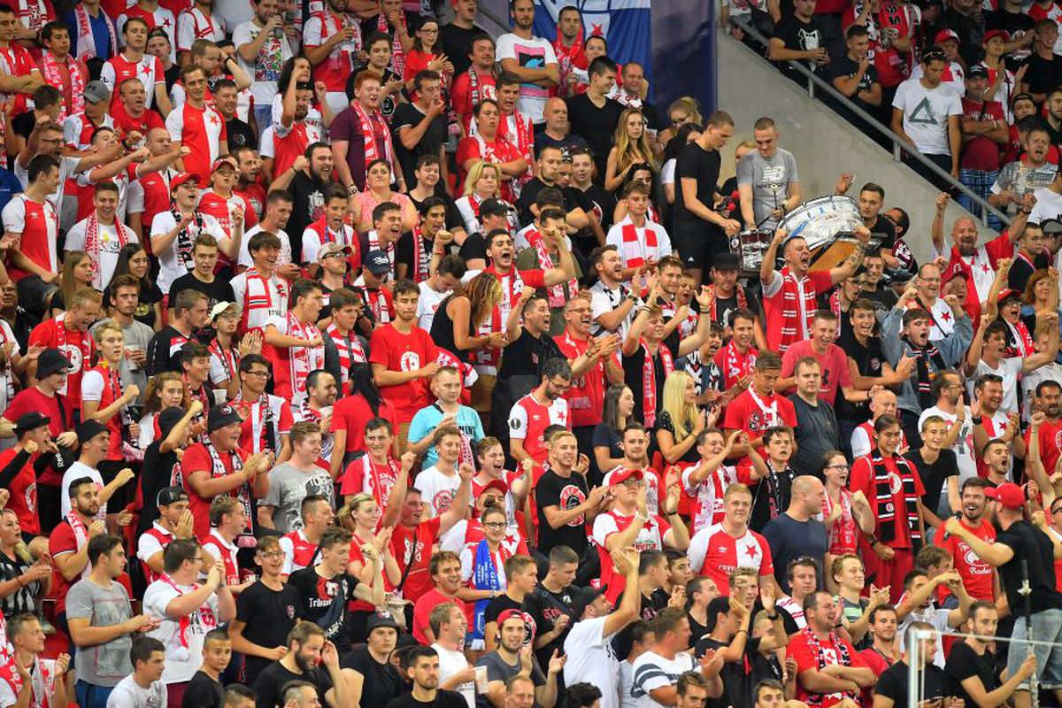 SLAVIA PRAGA - CFR CLUJ 1-0 // FOTO Duel încins în tribune: torțe versus scandări rasiste