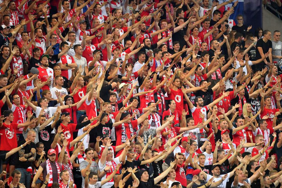 SLAVIA PRAGA - CFR CLUJ 1-0 // FOTO Duel încins în tribune: torțe versus scandări rasiste