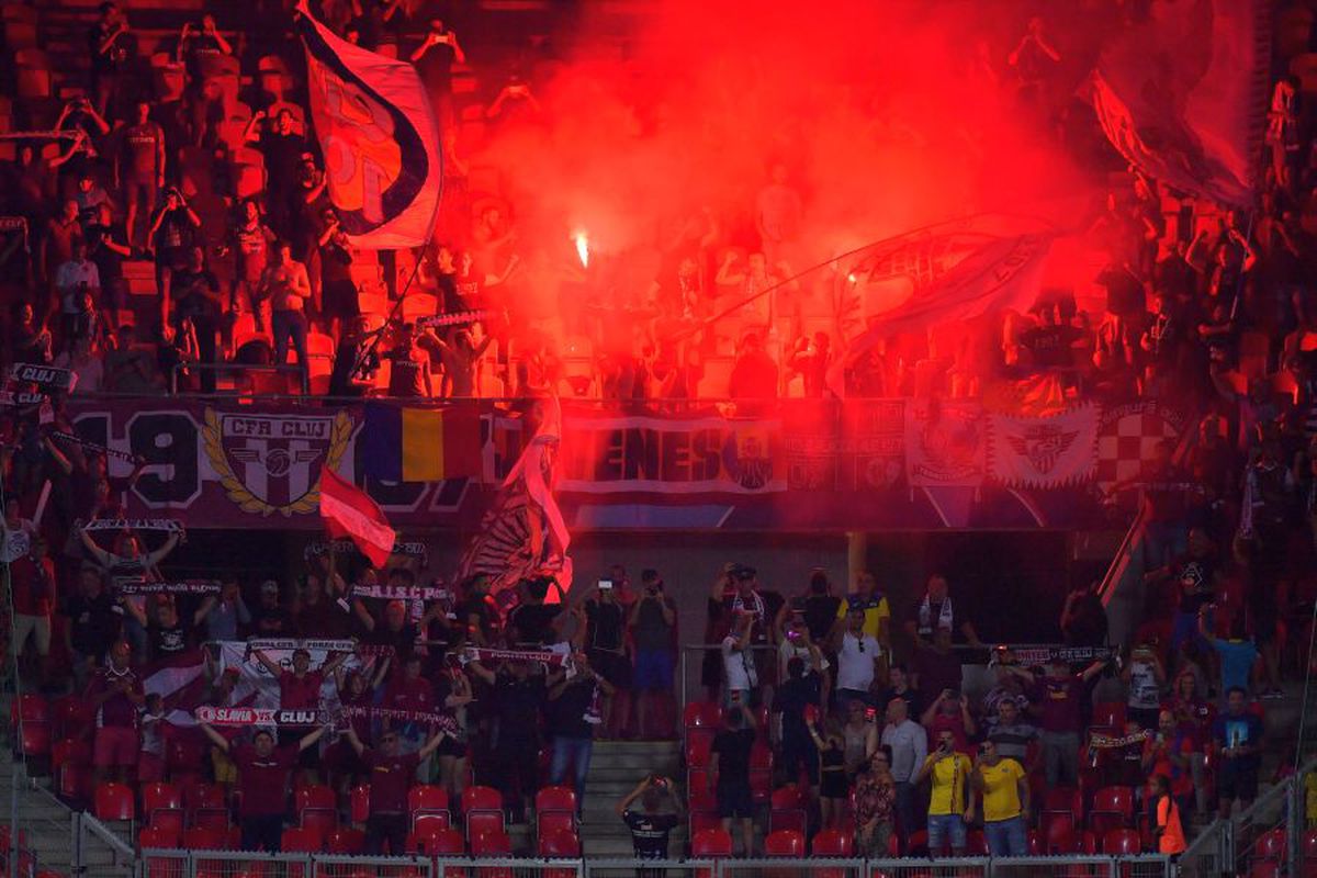 SLAVIA PRAGA - CFR CLUJ // Fanii campioanei au aprins torțe în startul meciului + suporterii cehilor, noi scandări rasiste