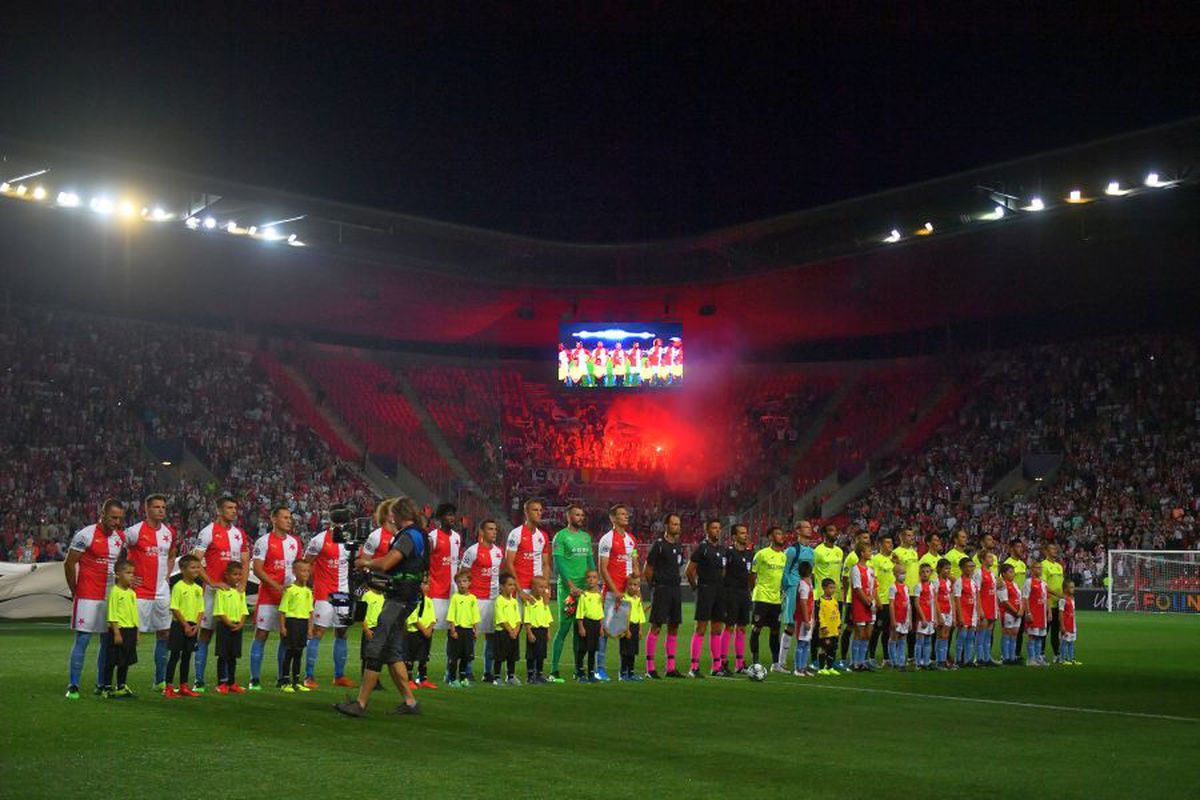 SLAVIA PRAGA - CFR CLUJ 1-0 // FOTO Duel încins în tribune: torțe versus scandări rasiste