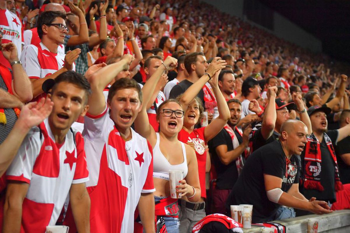 SLAVIA PRAGA - CFR CLUJ 1-0 // FOTO Duel încins în tribune: torțe versus scandări rasiste