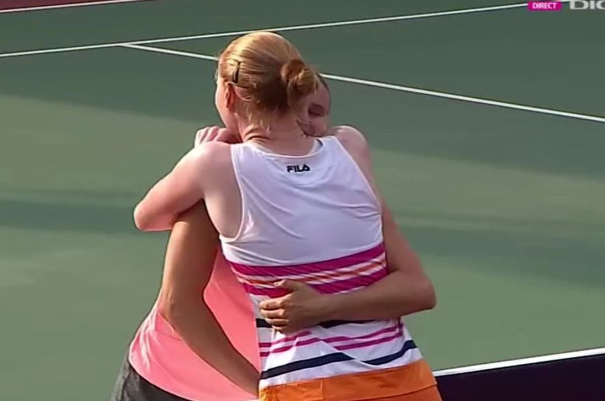 SORANA - CÎRSTEA - ALISON VAN UYTVANCK // FOTO Sealed with a kiss! Van Uytvanck, sărut cu iubita sa după victoria în fața Soranei Cîrstea