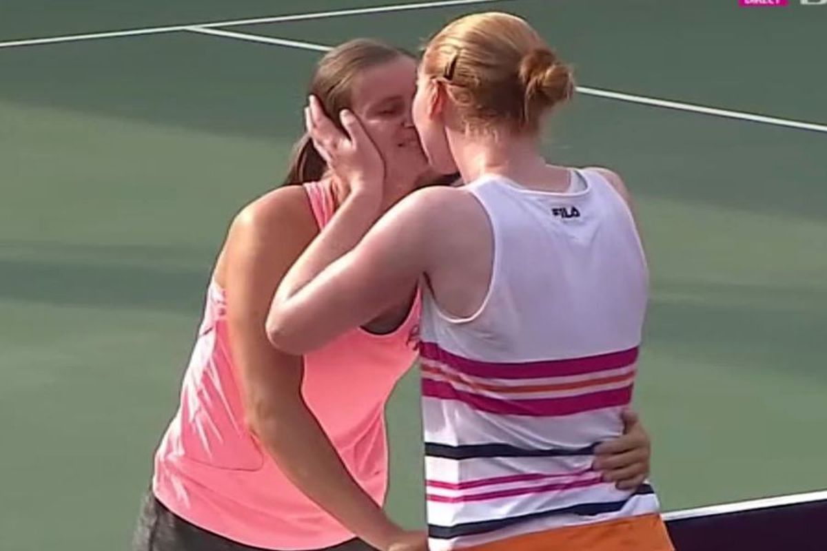 SORANA - CÎRSTEA - ALISON VAN UYTVANCK // FOTO Sealed with a kiss! Van Uytvanck, sărut cu iubita sa după victoria în fața Soranei Cîrstea