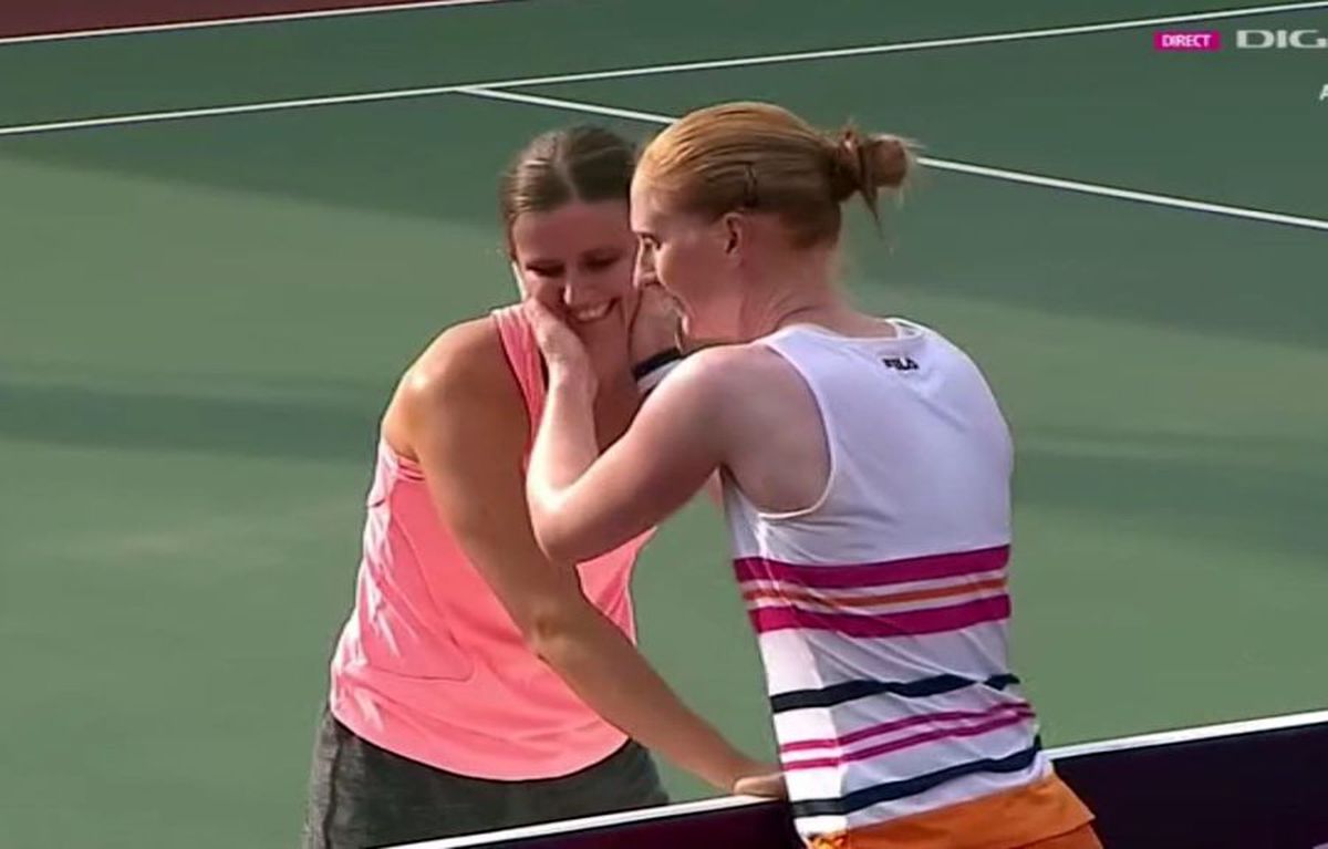 SORANA - CÎRSTEA - ALISON VAN UYTVANCK // FOTO Sealed with a kiss! Van Uytvanck, sărut cu iubita sa după victoria în fața Soranei Cîrstea