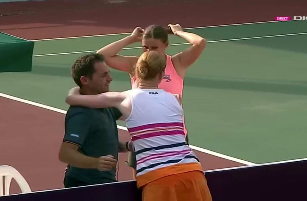 SORANA - CÎRSTEA - ALISON VAN UYTVANCK // FOTO Sealed with a kiss! Van Uytvanck, sărut cu iubita sa după victoria în fața Soranei Cîrstea