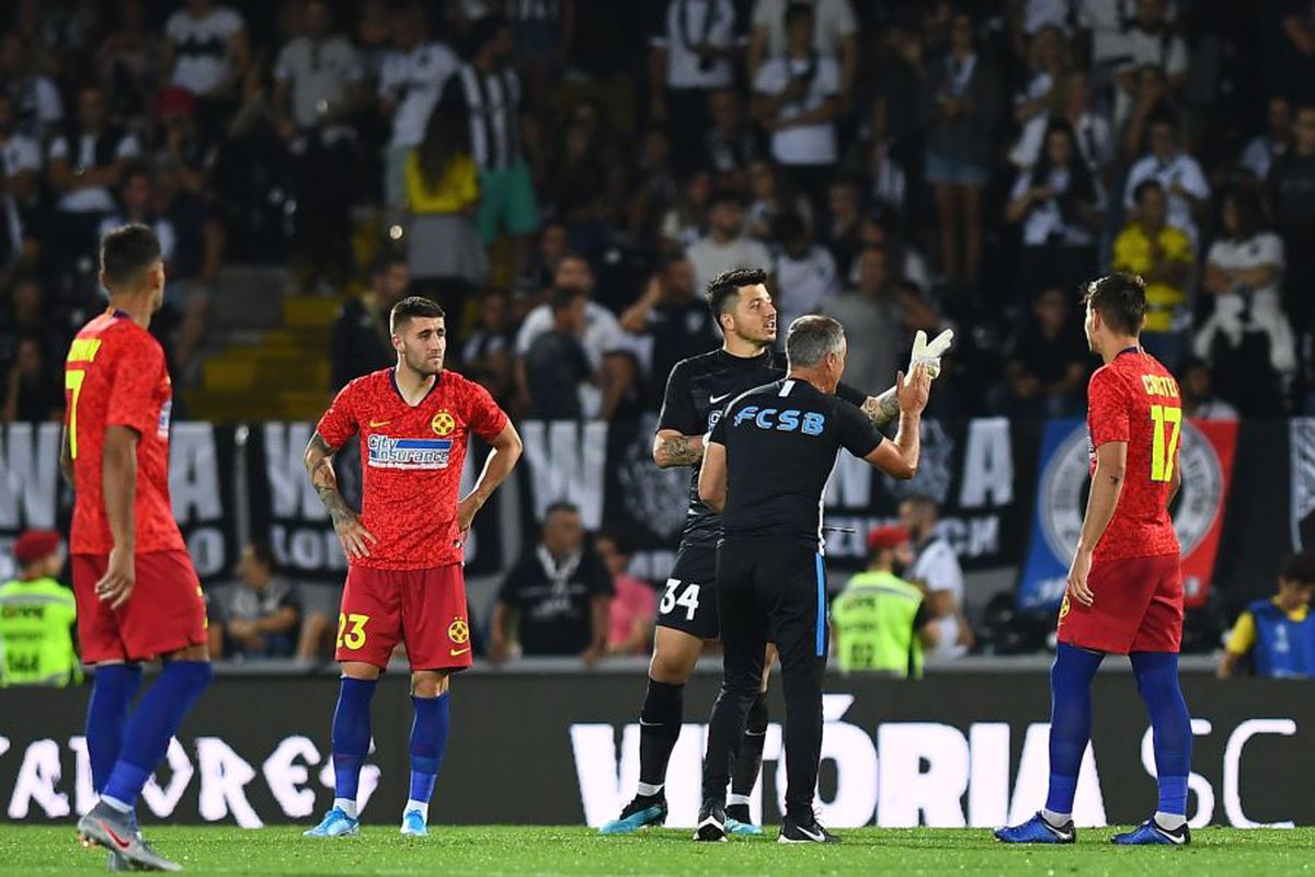 GUIMARAES - FCSB // GALERIE FOTO Imagini incredibile la pauză! » Dacian Nastai dădea indicații unor jucători dezorientați, în timp ce Bogdan Vintilă își făcea cruce pe margine!