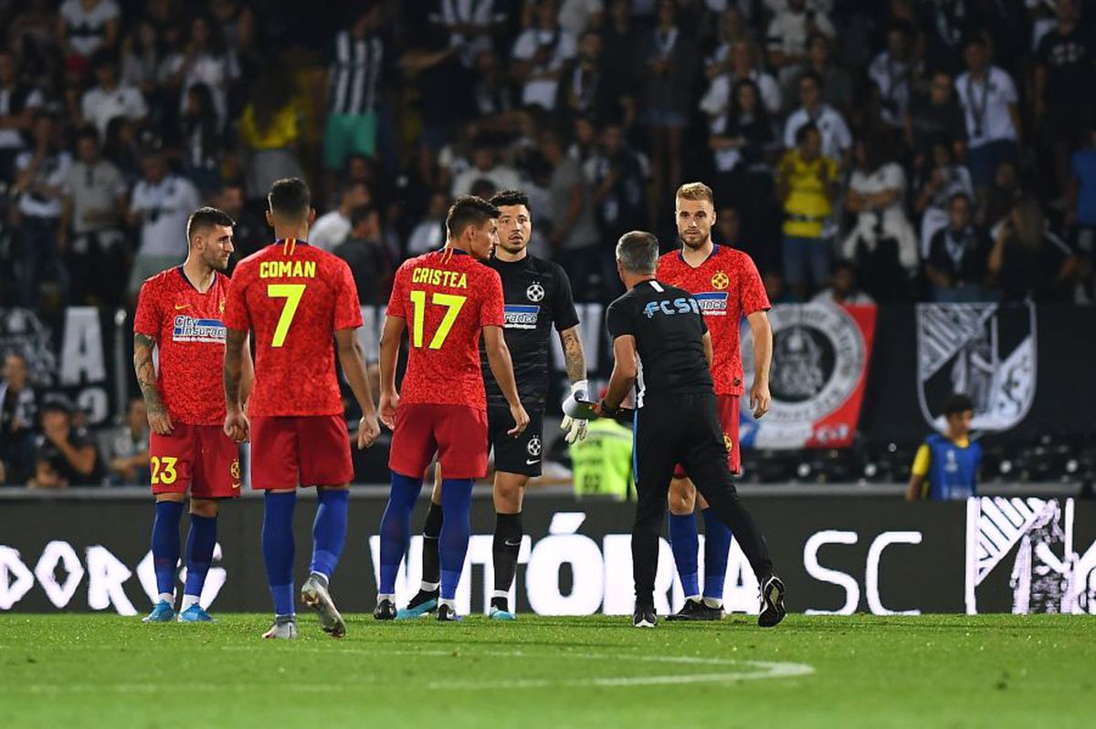 GUIMARAES - FCSB // GALERIE FOTO Imagini incredibile la pauză! » Dacian Nastai dădea indicații unor jucători dezorientați, în timp ce Bogdan Vintilă își făcea cruce pe margine!