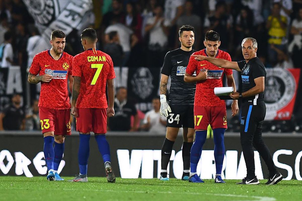 GUIMARAES - FCSB // GALERIE FOTO Imagini incredibile la pauză! » Dacian Nastai dădea indicații unor jucători dezorientați, în timp ce Bogdan Vintilă își făcea cruce pe margine!