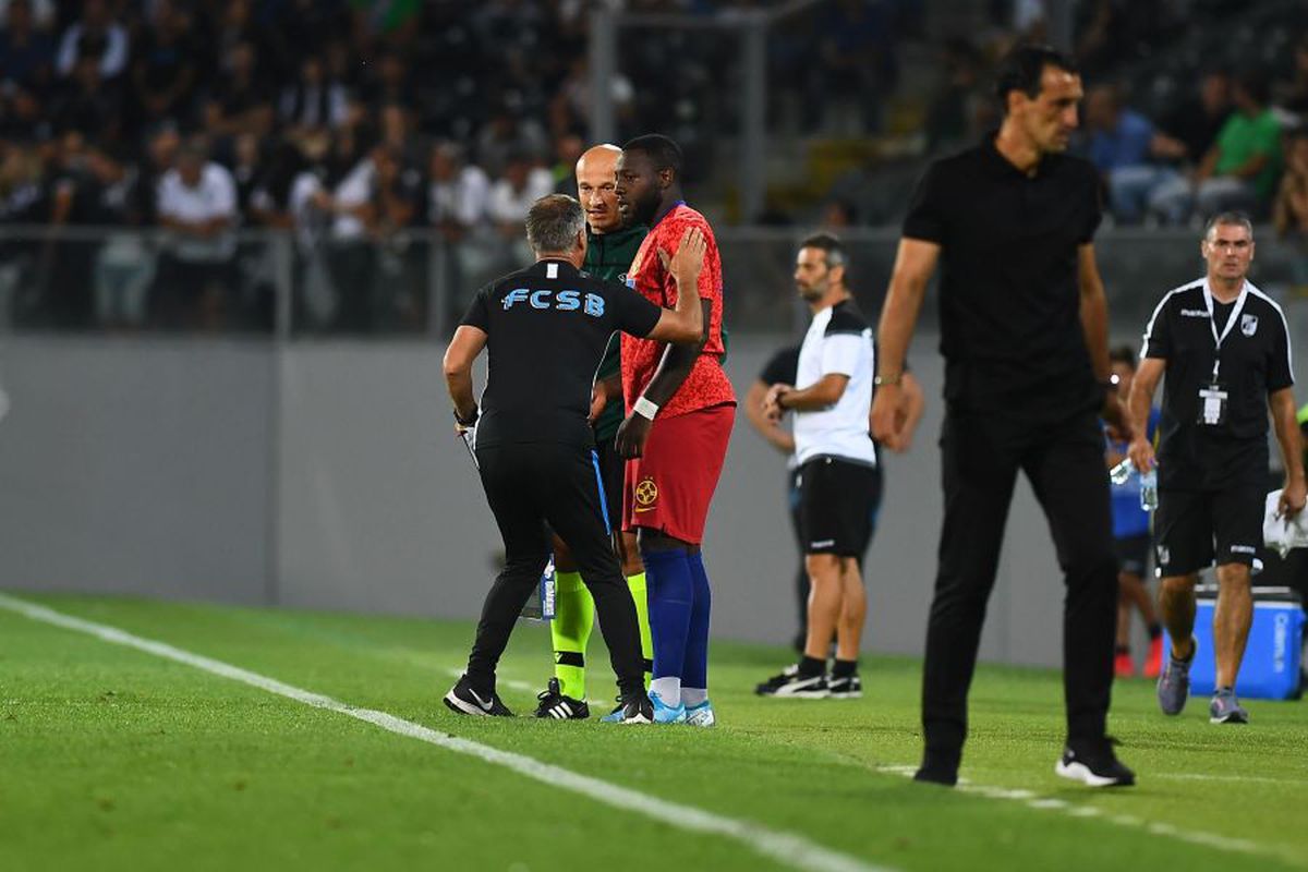 GUIMARAES - FCSB // GALERIE FOTO Imagini incredibile la pauză! » Dacian Nastai dădea indicații unor jucători dezorientați, în timp ce Bogdan Vintilă își făcea cruce pe margine!