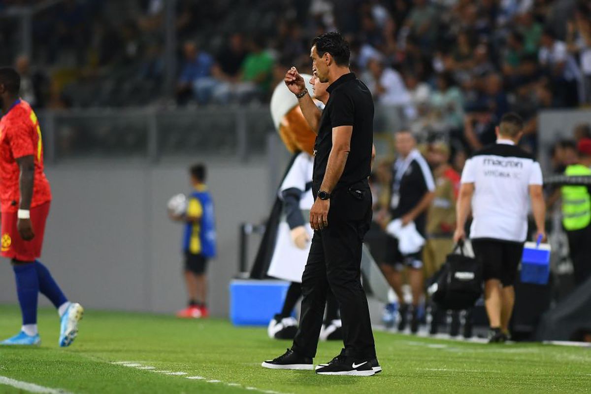 GUIMARAES - FCSB // GALERIE FOTO Imagini incredibile la pauză! » Dacian Nastai dădea indicații unor jucători dezorientați, în timp ce Bogdan Vintilă își făcea cruce pe margine!