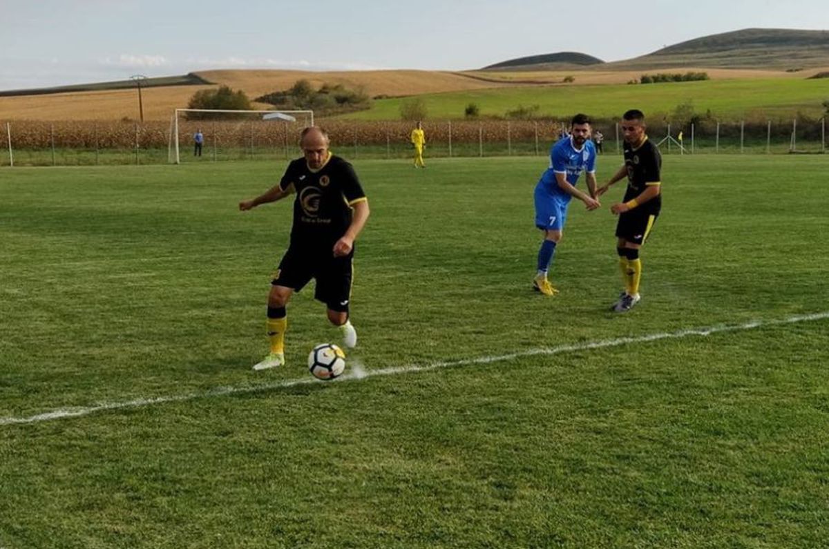 FOTO Bogdan Andone, titular în Liga 4! Fostul antrenor de la FCSB e atacant, ca la începutul carierei de fotbalist