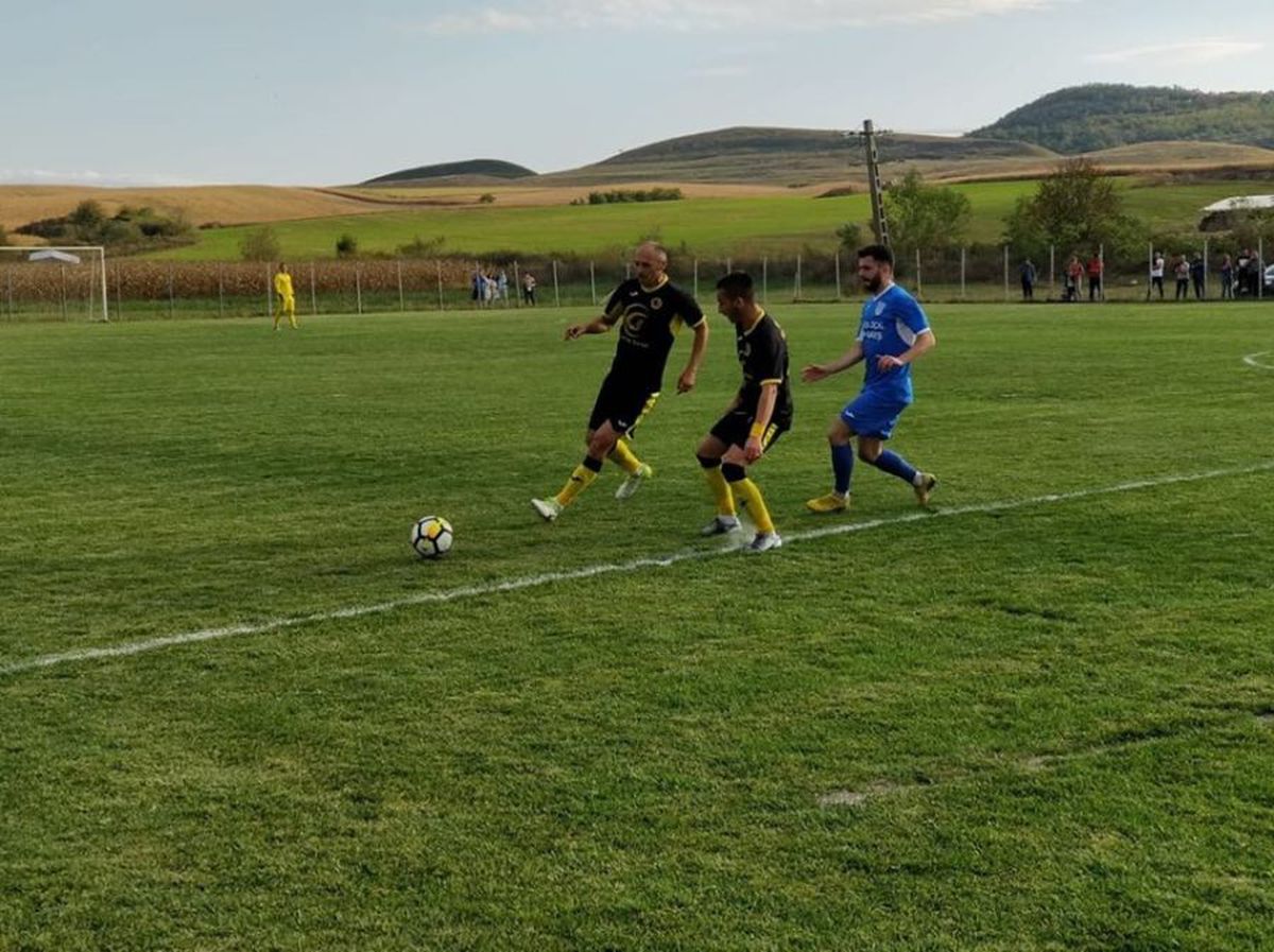 FOTO Bogdan Andone, titular în Liga 4! Fostul antrenor de la FCSB e atacant, ca la începutul carierei de fotbalist