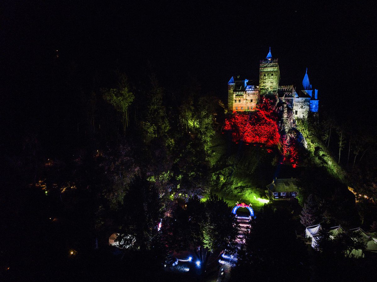 FOTO & VIDEO // A fost nebunie la Castelul Bran! 10 ore de competiție nocturnă, sufletele neadormite și un show colosal la Vampire Trails