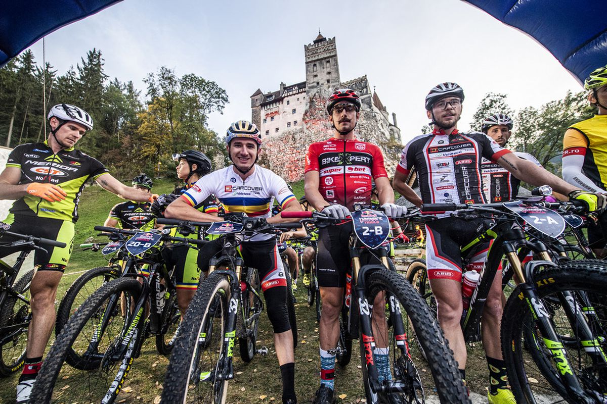 FOTO & VIDEO // A fost nebunie la Castelul Bran! 10 ore de competiție nocturnă, sufletele neadormite și un show colosal la Vampire Trails