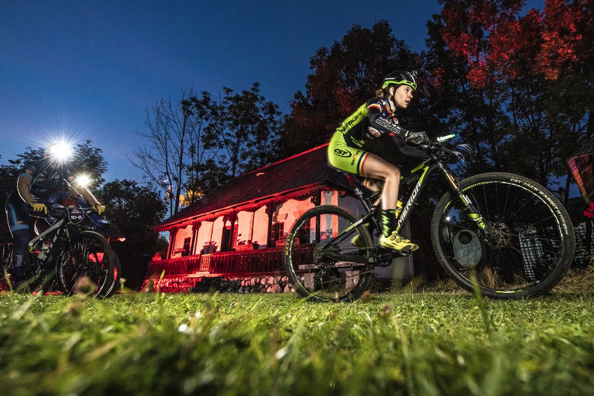 FOTO & VIDEO // A fost nebunie la Castelul Bran! 10 ore de competiție nocturnă, sufletele neadormite și un show colosal la Vampire Trails