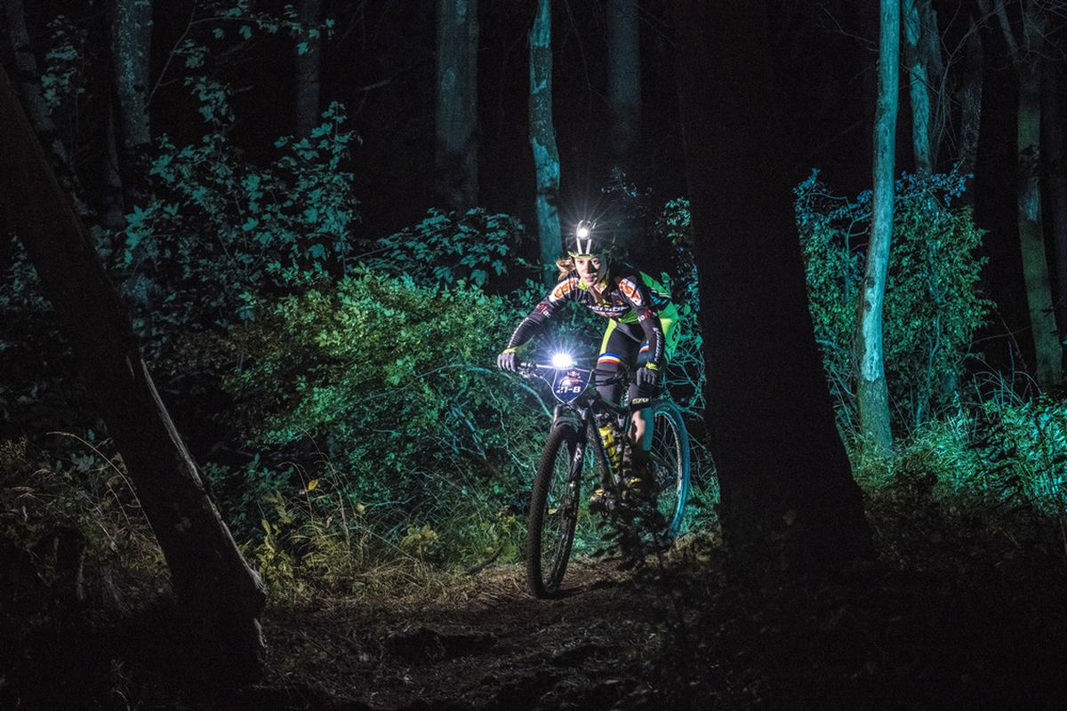 FOTO & VIDEO // A fost nebunie la Castelul Bran! 10 ore de competiție nocturnă, sufletele neadormite și un show colosal la Vampire Trails