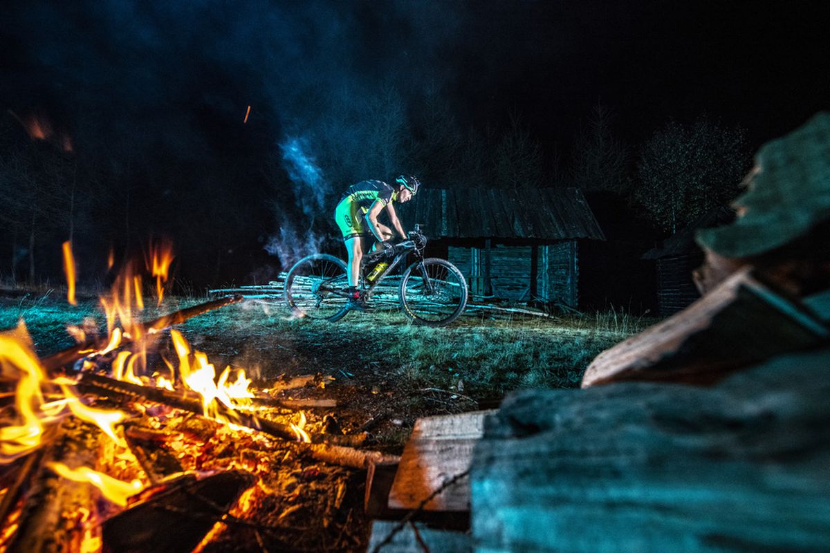 FOTO & VIDEO // A fost nebunie la Castelul Bran! 10 ore de competiție nocturnă, sufletele neadormite și un show colosal la Vampire Trails