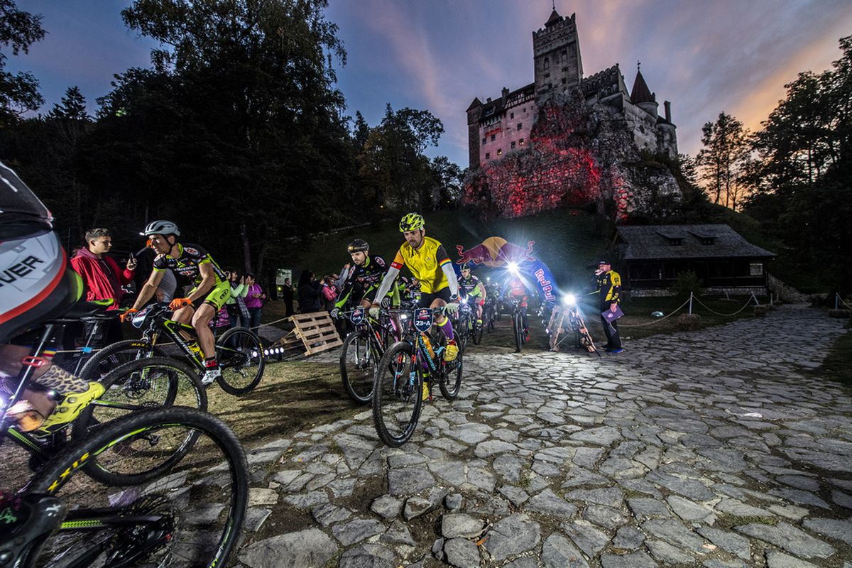 FOTO & VIDEO // A fost nebunie la Castelul Bran! 10 ore de competiție nocturnă, sufletele neadormite și un show colosal la Vampire Trails