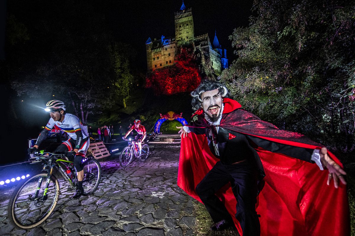 FOTO & VIDEO // A fost nebunie la Castelul Bran! 10 ore de competiție nocturnă, sufletele neadormite și un show colosal la Vampire Trails