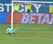 CRAIOVA - VIITORUL // FOTO+VIDEO Gazonul, în continuare inamicul fotbaliștilor pe „Ion Oblemenco”