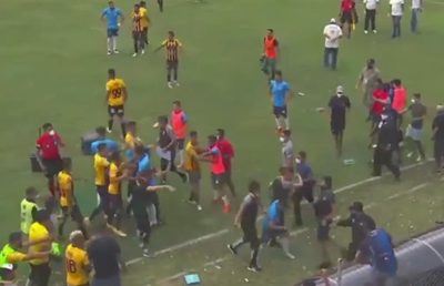 VIDEO. Haos în ultima zi din 2020 » Fanii au intrat pe teren și i-au luat la bătaie pe jucători!