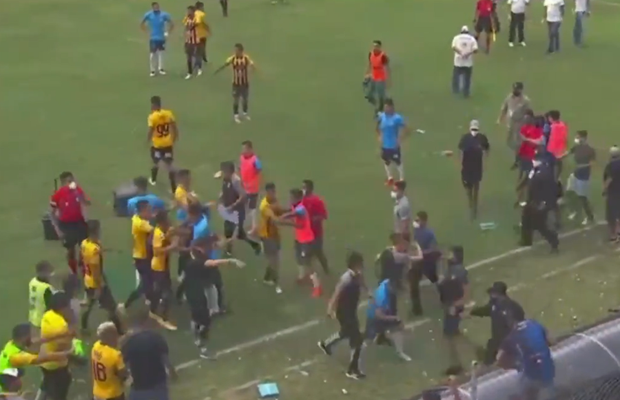 VIDEO. Haos în ultima zi din 2020 » Fanii au intrat pe teren și i-au luat la bătaie pe jucători!