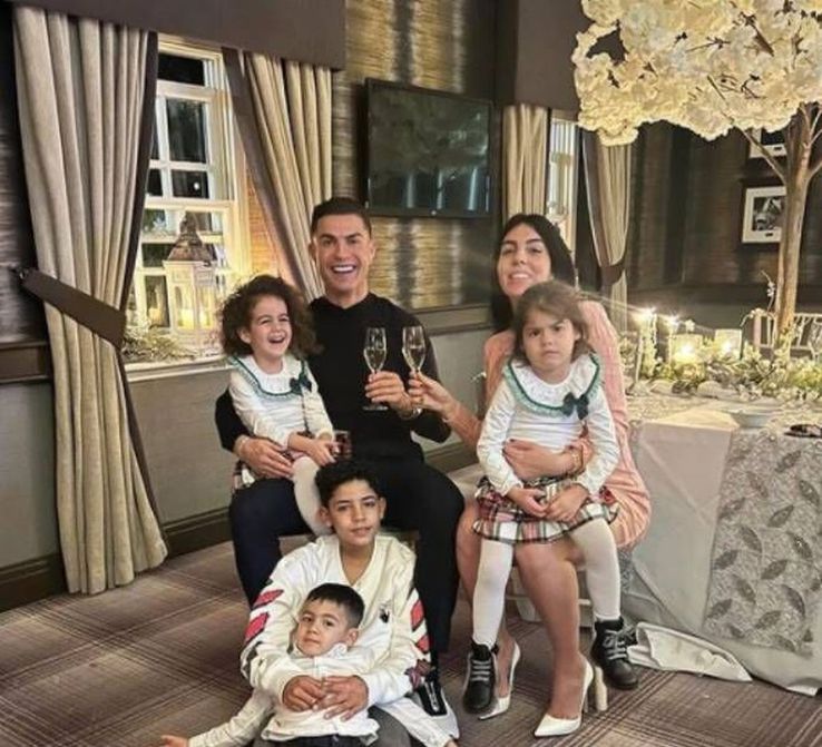 Cristiano Ronaldo, alături de iubita sa, Georgina Rodriguez și copiii săi.