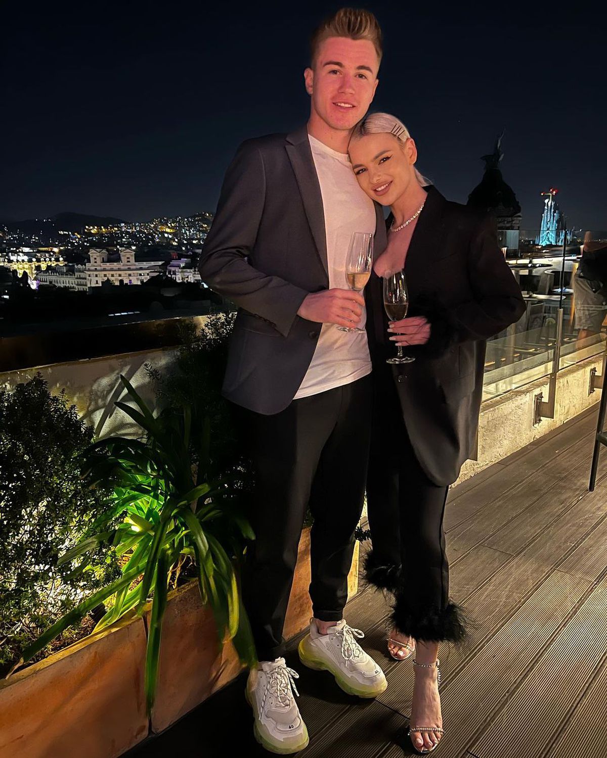 FOTO Cum au petrecut de Revelion: Reghe, sărut pasional cu iubita, vacanțe la Paris și Barcelona pentru „tricolori” + golgeterul Ligii 1, pe plajă în Oman