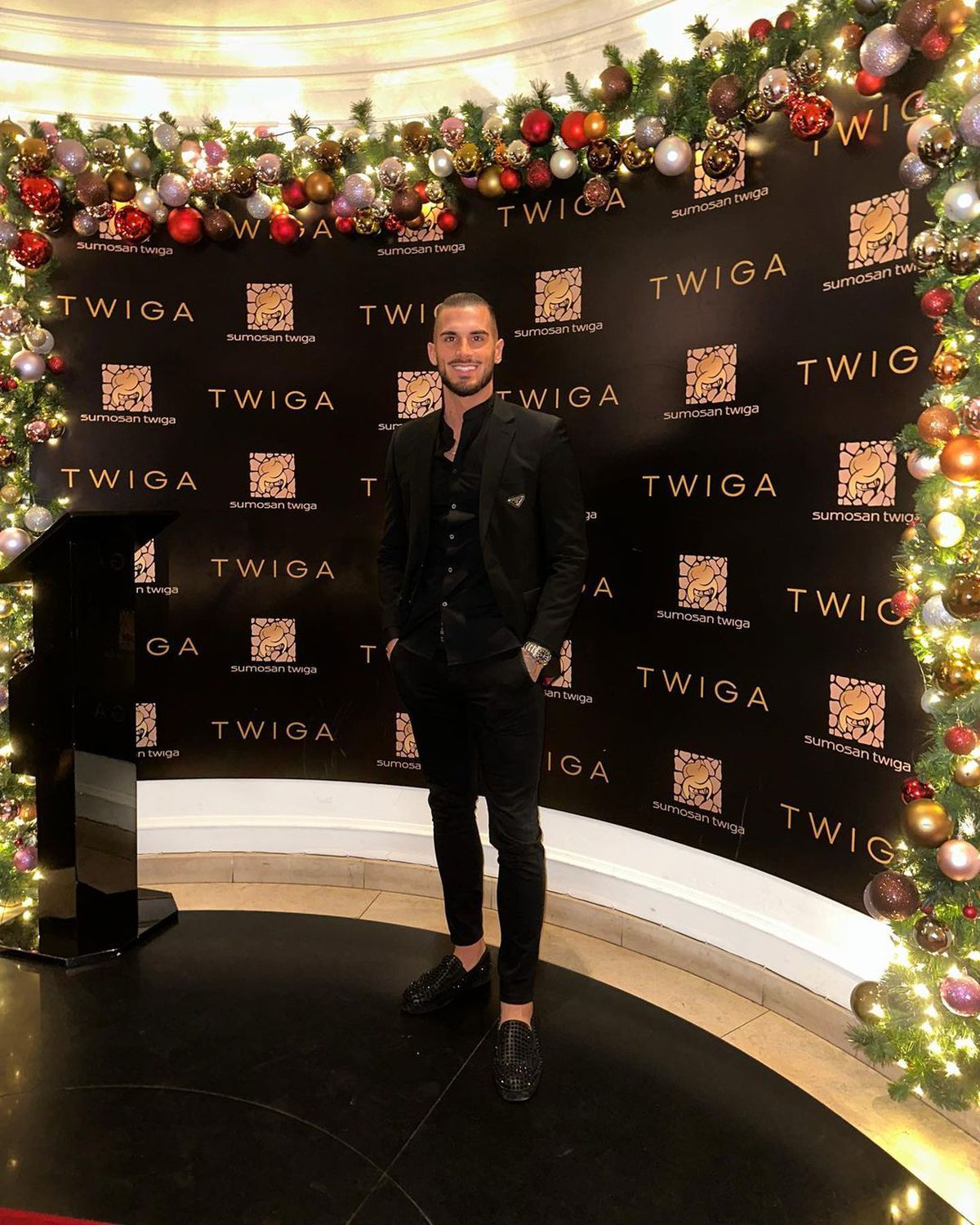 FOTO Cum au petrecut de Revelion: Reghe, sărut pasional cu iubita, vacanțe la Paris și Barcelona pentru „tricolori” + golgeterul Ligii 1, pe plajă în Oman