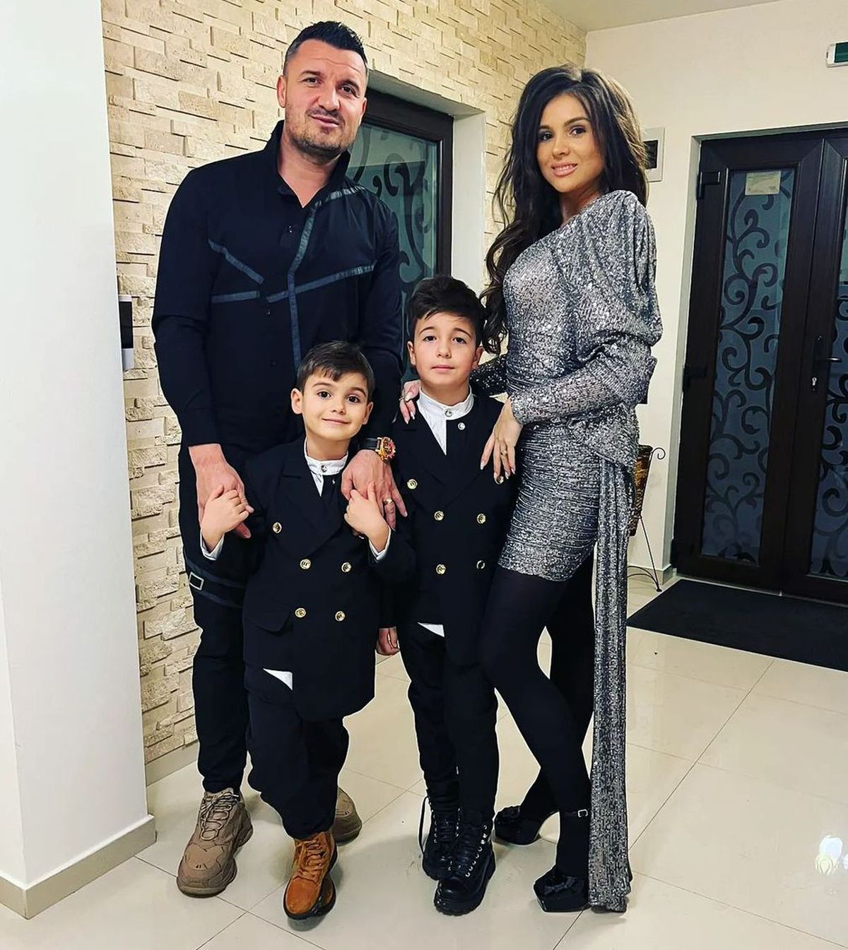 FOTO Cum au petrecut de Revelion: Reghe, sărut pasional cu iubita, vacanțe la Paris și Barcelona pentru „tricolori” + golgeterul Ligii 1, pe plajă în Oman