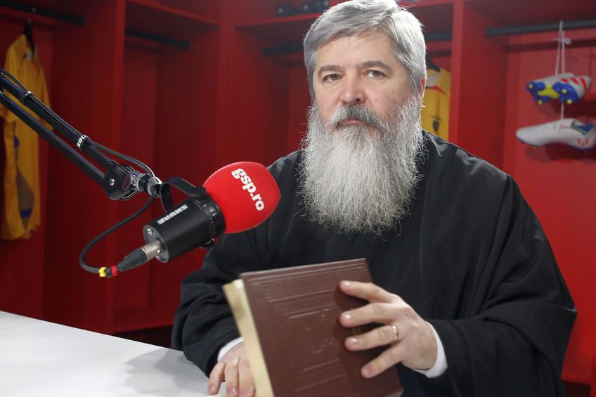 Părintele Vasile Ioana, la podcastul „Profu' de Sport” / foto: Cristi Preda