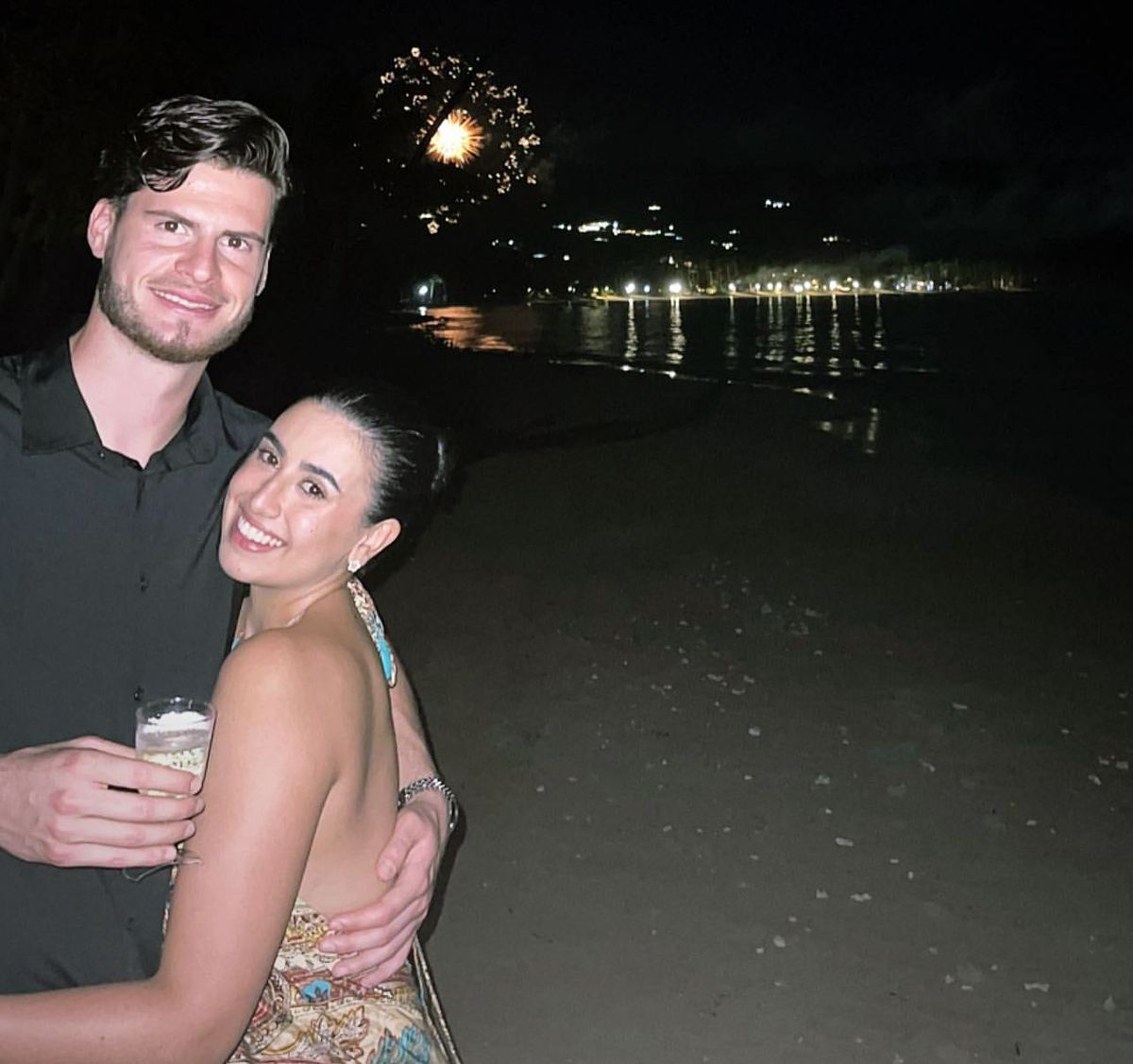 FOTO Cum au petrecut de Revelion: Reghe, sărut pasional cu iubita, vacanțe la Paris și Barcelona pentru „tricolori” + golgeterul Ligii 1, pe plajă în Oman