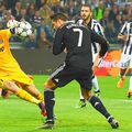 Gianluigi Buffon în duel cu Cristiano Ronaldo, foto: Guliver/gettyimages