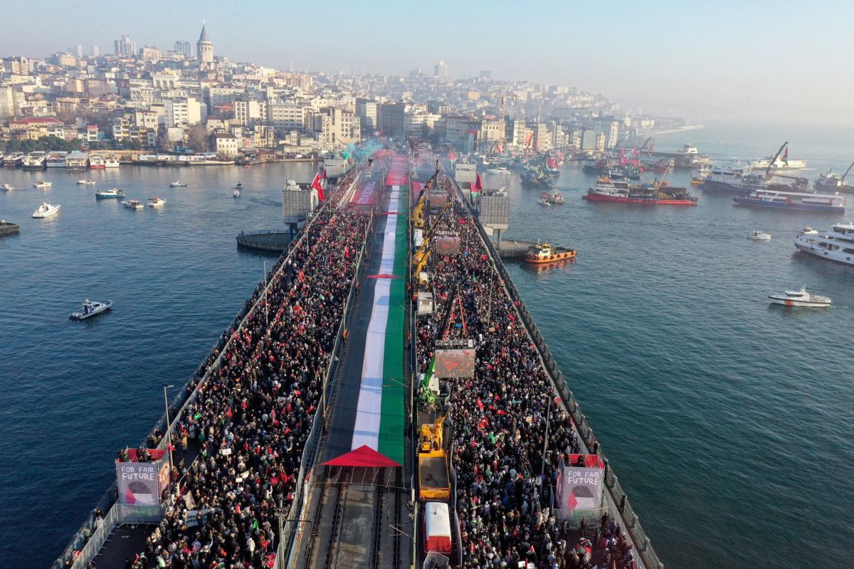 Imaginile începutului de an: peste 400.000 de oameni pe Podul Galata din Istanbul