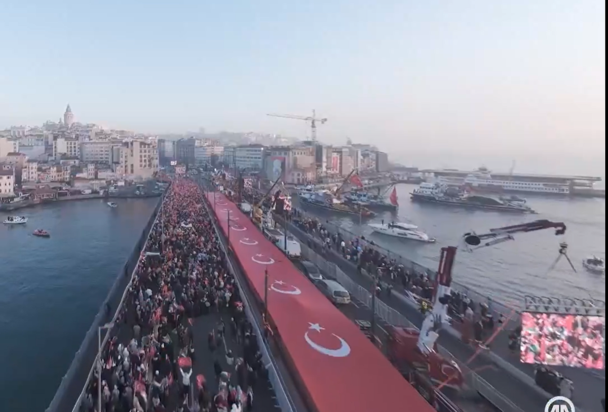 Imaginile începutului de an: peste 400.000 de oameni pe Podul Galata din Istanbul