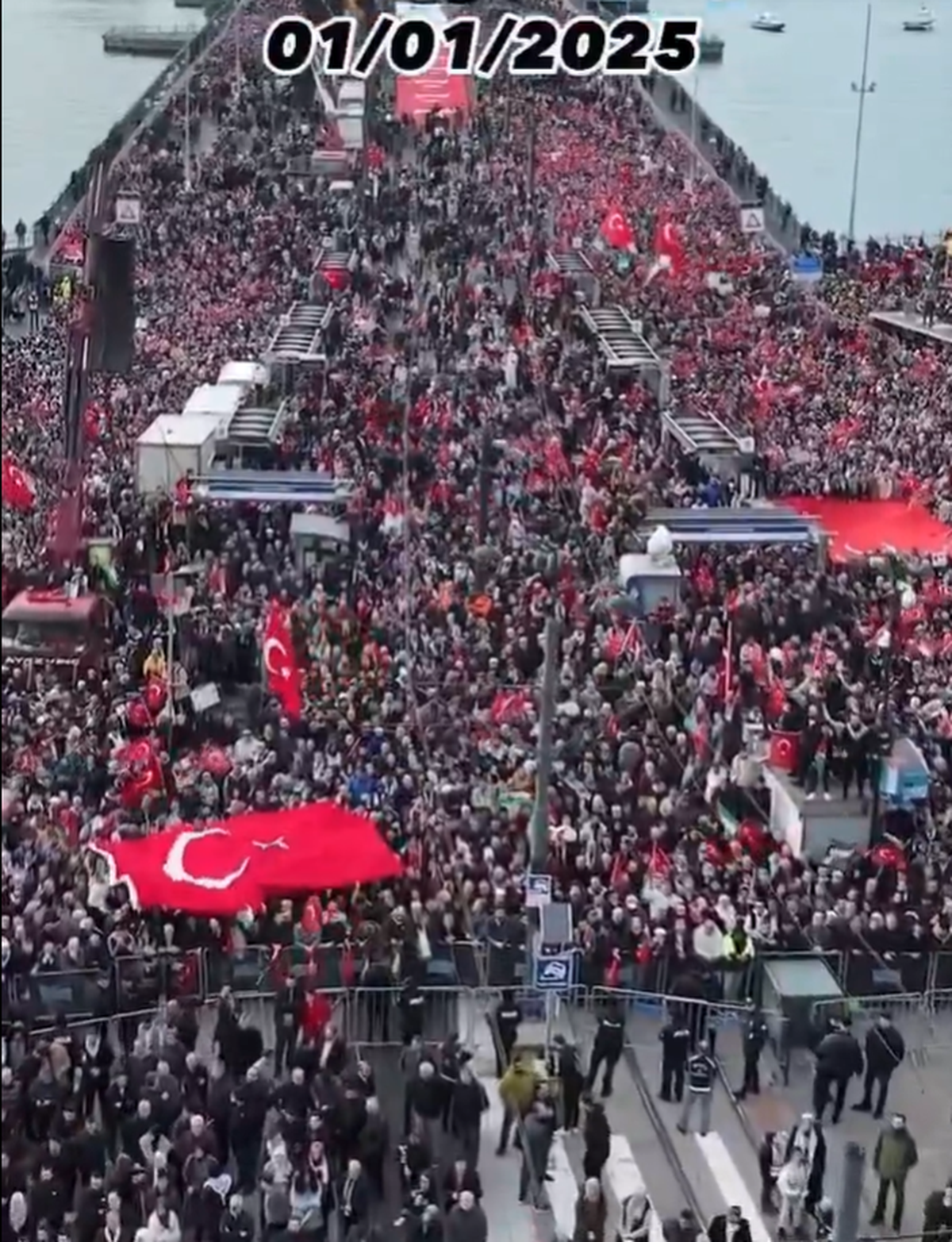Imaginile începutului de an: peste 400.000 de oameni pe Podul Galata din Istanbul » Manifestația din tribune a coborât pe străzi: „Eliberați Palestina!”