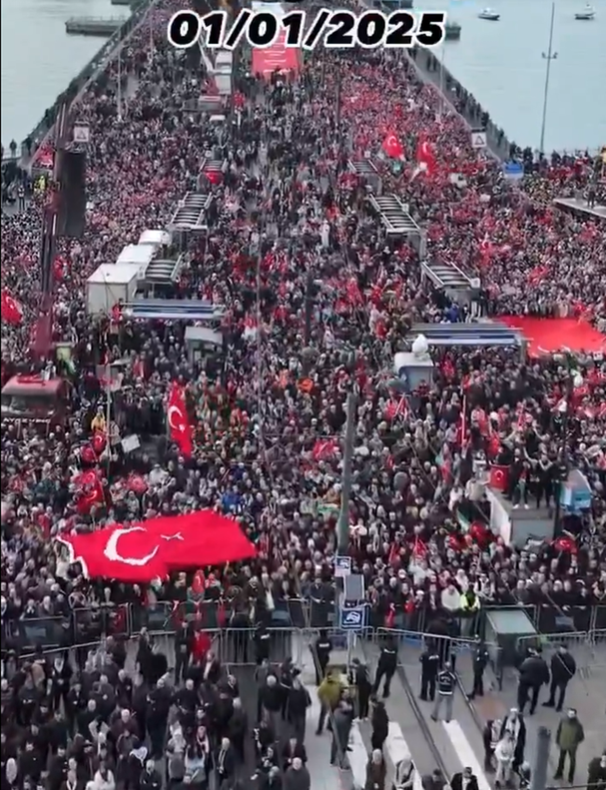 Imaginile începutului de an: peste 400.000 de oameni pe Podul Galata din Istanbul