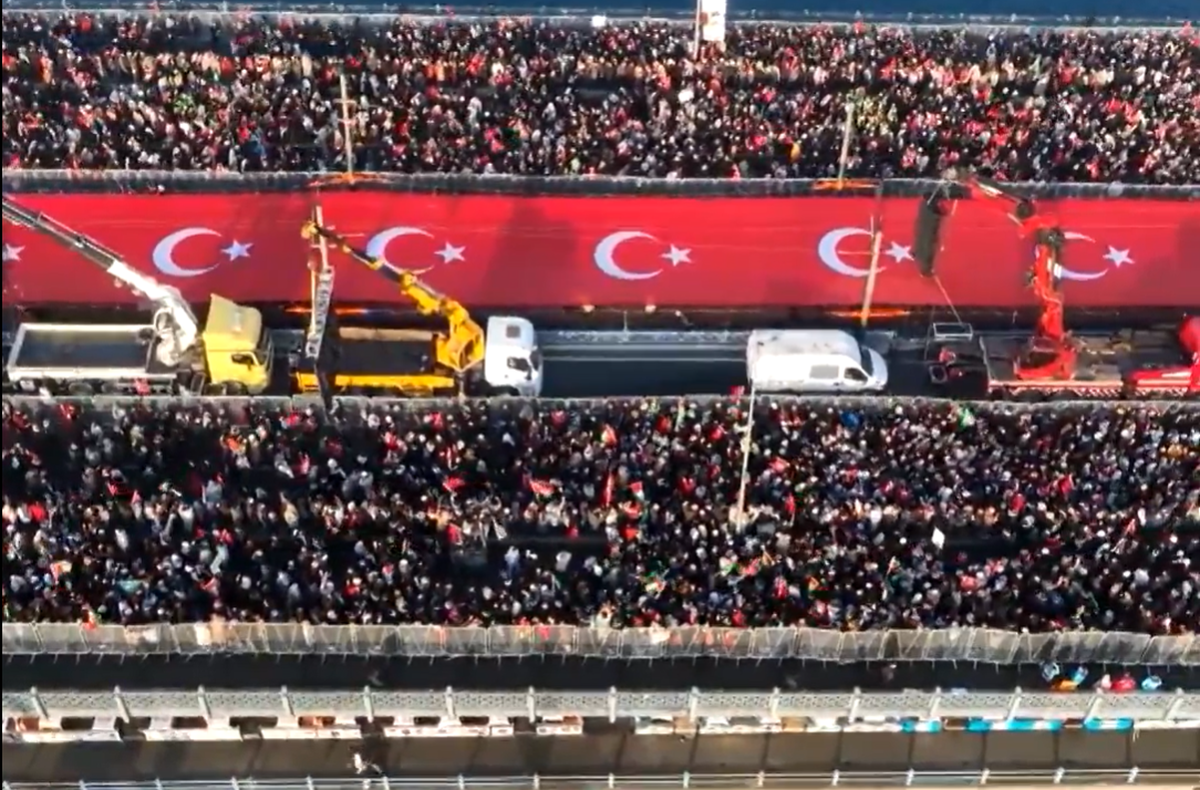 Imaginile începutului de an: peste 400.000 de oameni pe Podul Galata din Istanbul