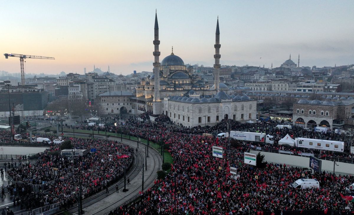 Imaginile începutului de an: peste 400.000 de oameni pe Podul Galata din Istanbul » Manifestația din tribune a coborât pe străzi: „Eliberați Palestina!”