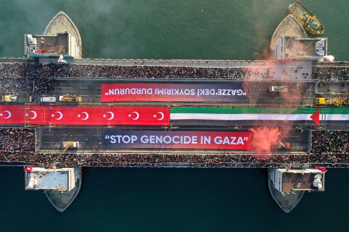 Imaginile începutului de an: peste 400.000 de oameni pe Podul Galata din Istanbul » Manifestația din tribune a coborât pe străzi: „Eliberați Palestina!”