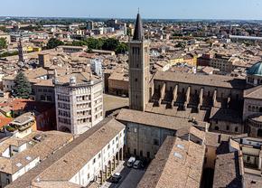 Universul lui Dennis Man la Parma: unde locuiește, mănâncă și se plimbă, cu ce mașină circulă, unde se pregătește și joacă