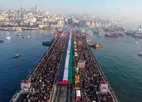 Imaginile începutului de an: peste 400.000 de oameni pe Podul Galata din Istanbul » Manifestația din tribune a coborât pe străzi: „Eliberați Palestina!”